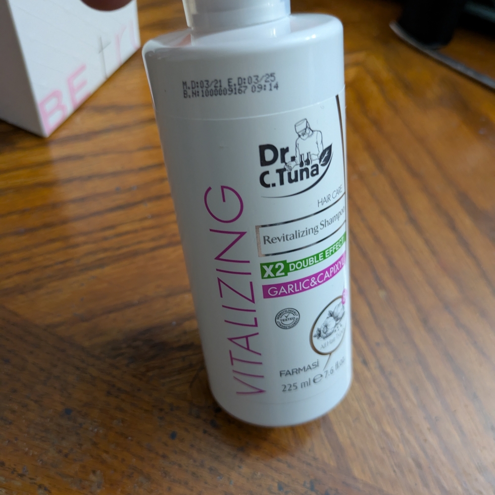 Farmasi Dr. C. Tuna Vitalizing Shampoo - White and Pink